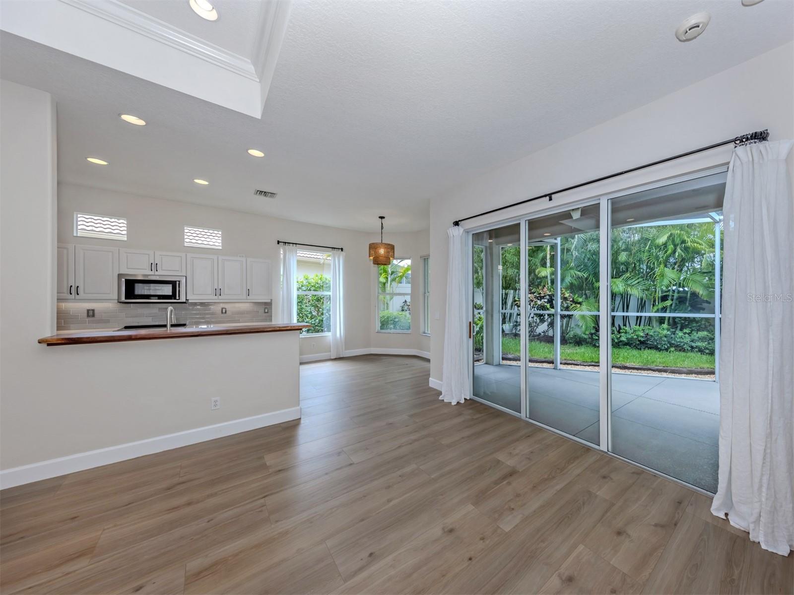 128 AMORA AVE — photo 29