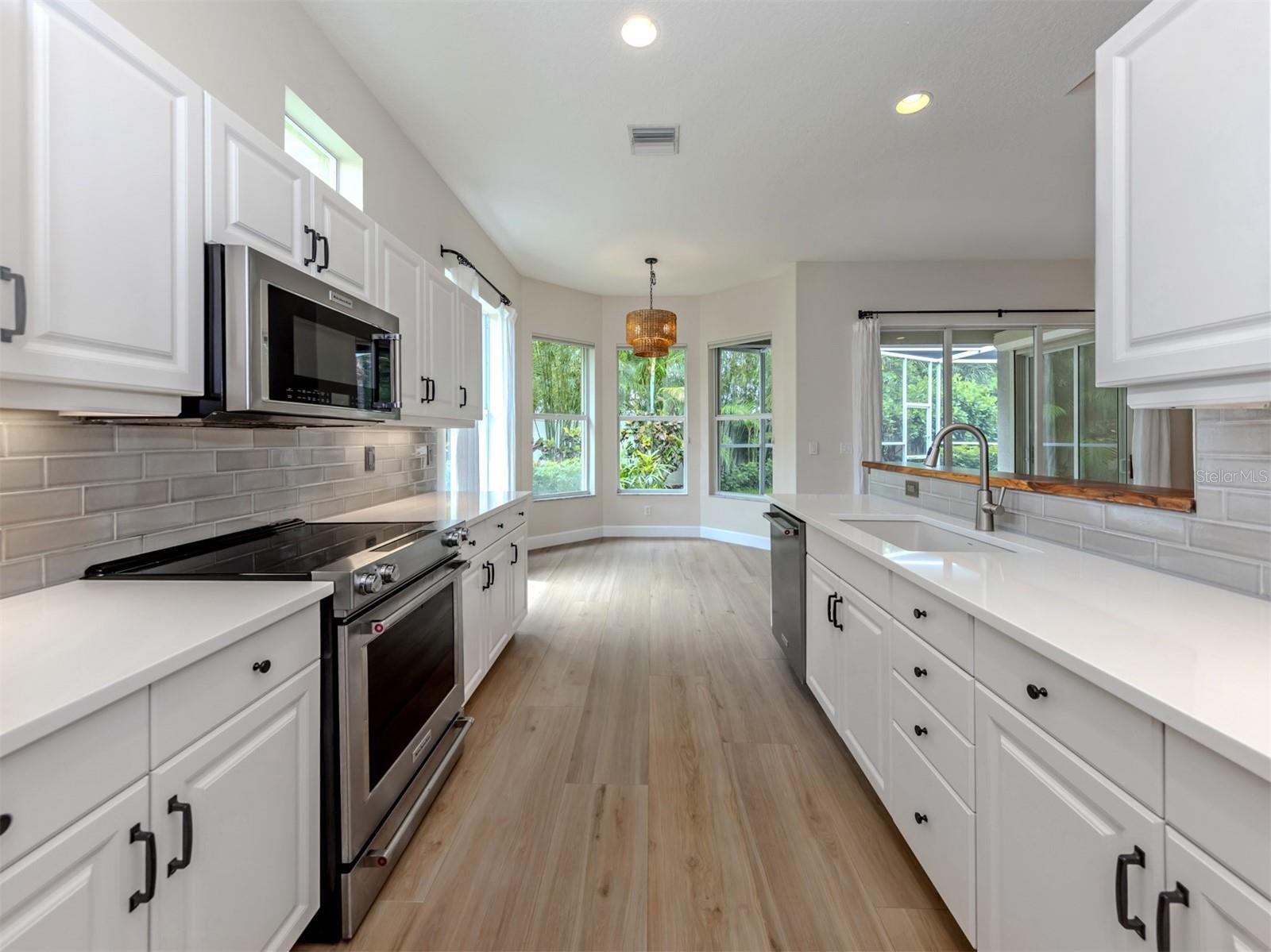 128 AMORA AVE — photo 37