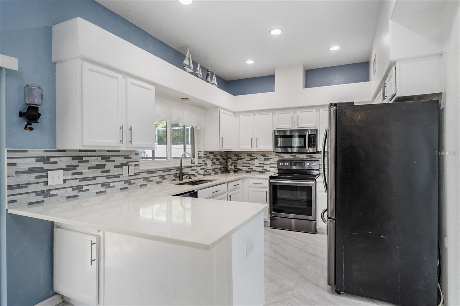 380 ROSALIND LN — photo 8
