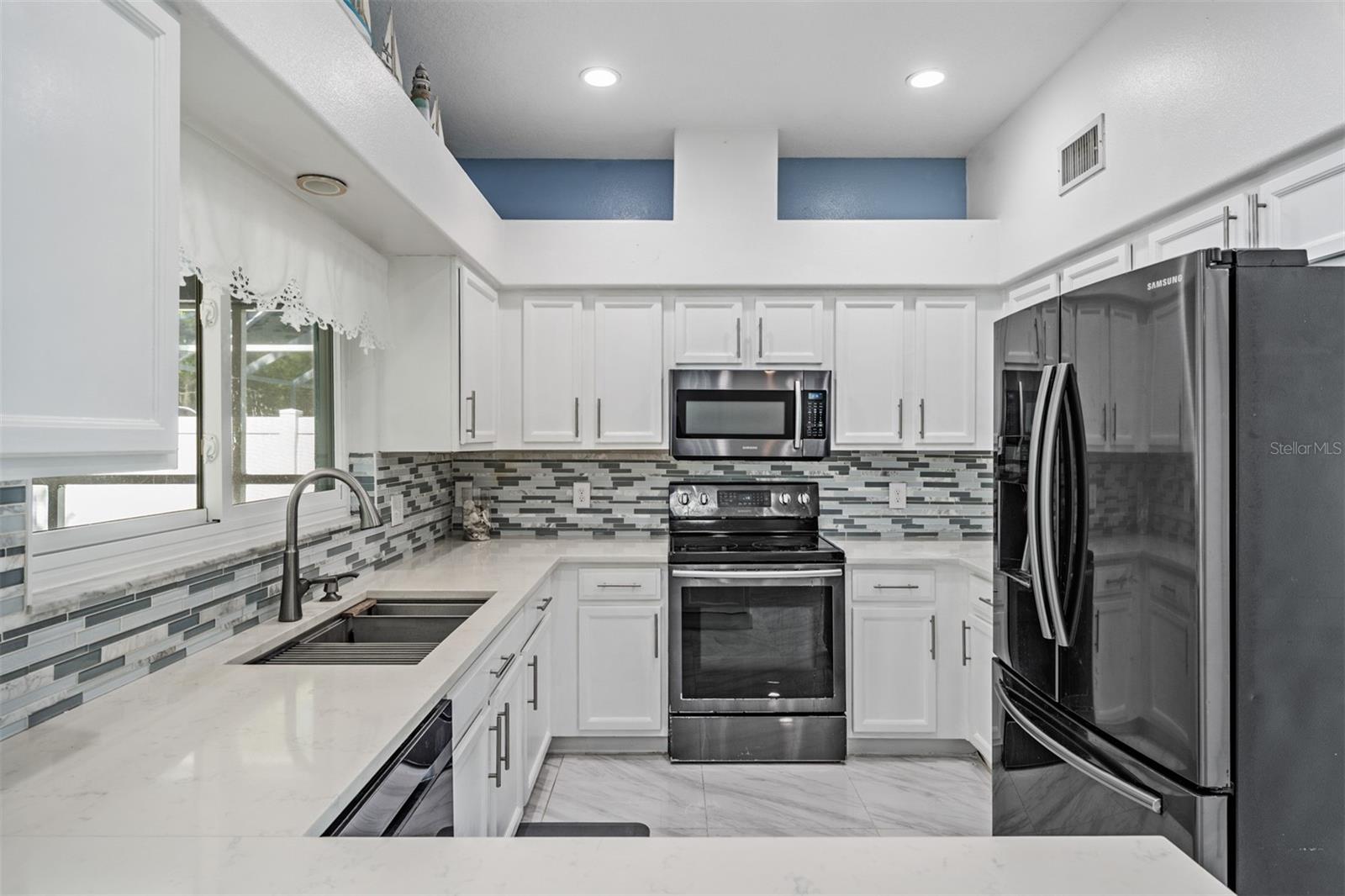380 ROSALIND LN — photo 10