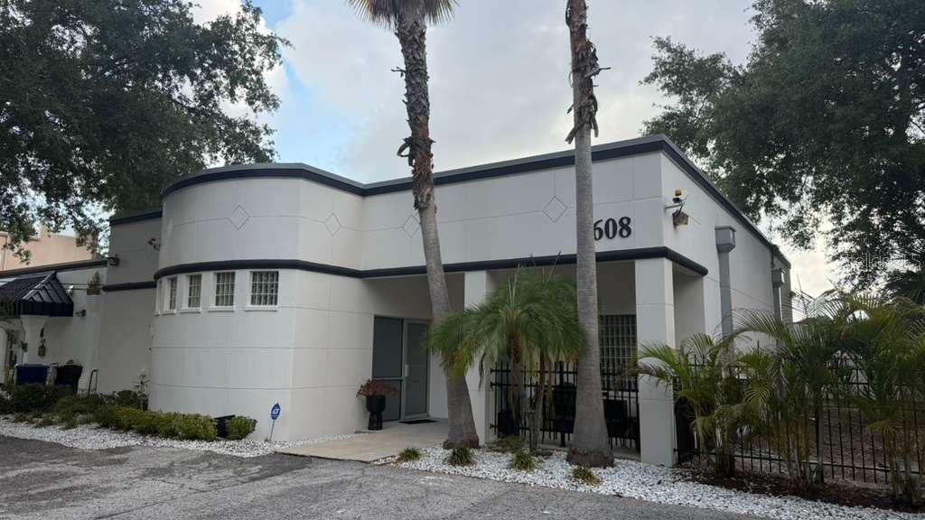 608 S TAMPANIA AVE — photo 39