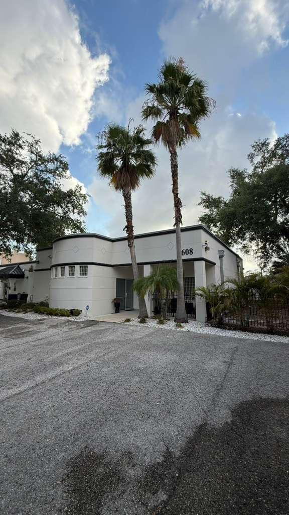 608 S TAMPANIA AVE — photo 38