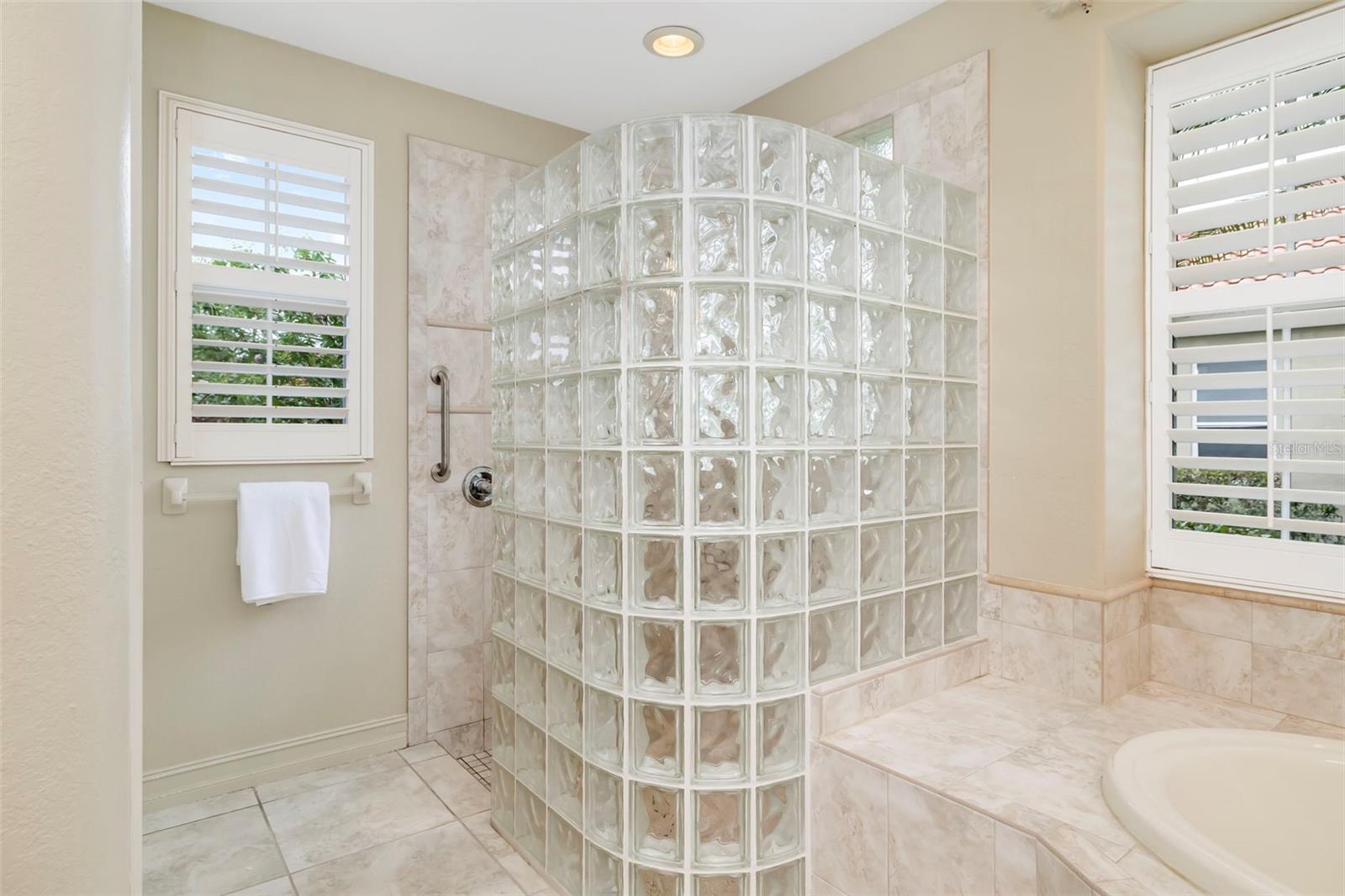 286 PESARO DR — photo 36