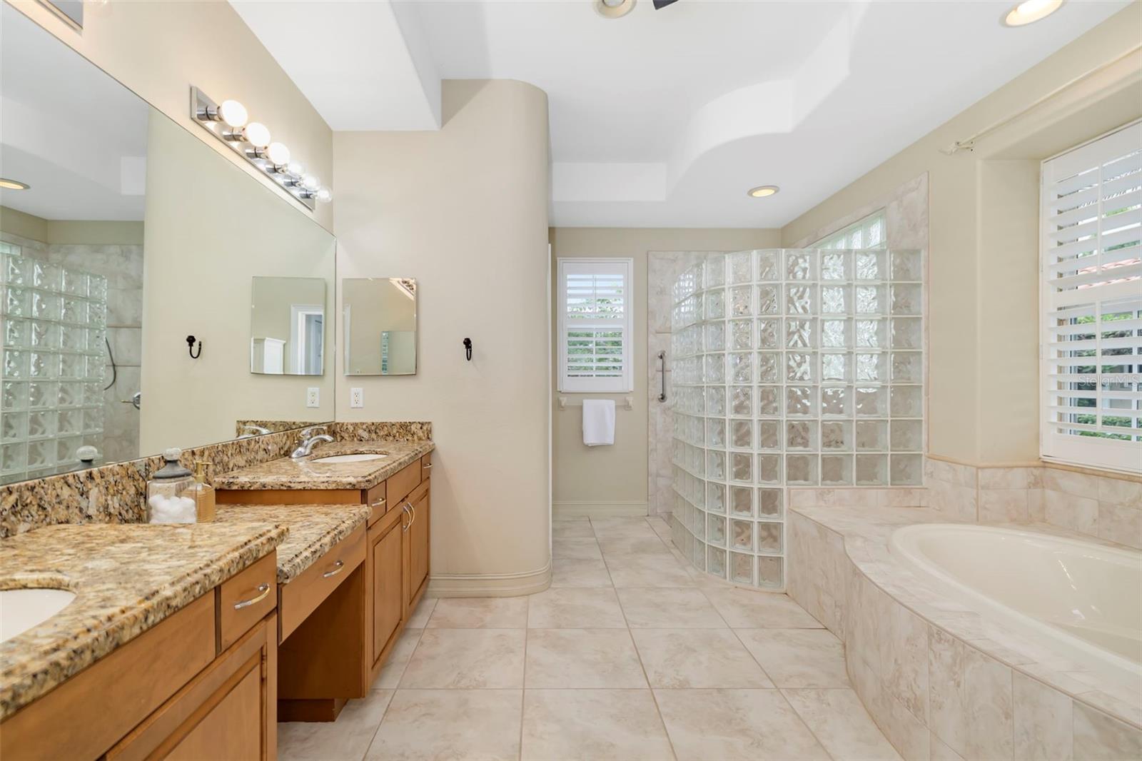 286 PESARO DR — photo 33
