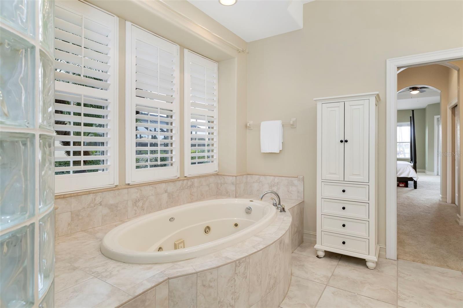286 PESARO DR — photo 35