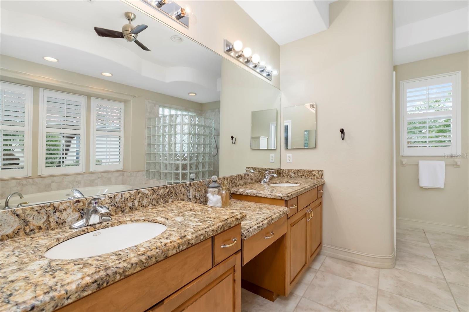 286 PESARO DR — photo 34