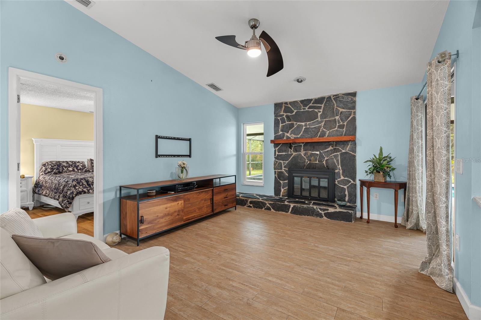 4204 PRAIRIE VIEW DR — photo 3