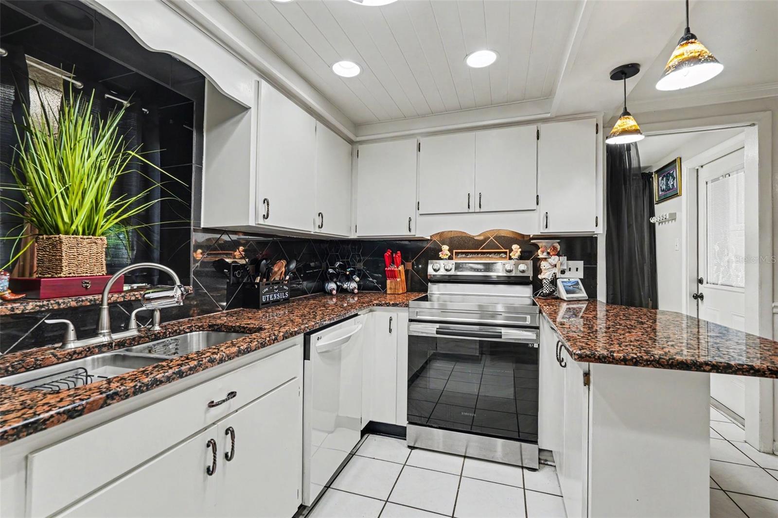 8115 N OLA AVE — photo 13