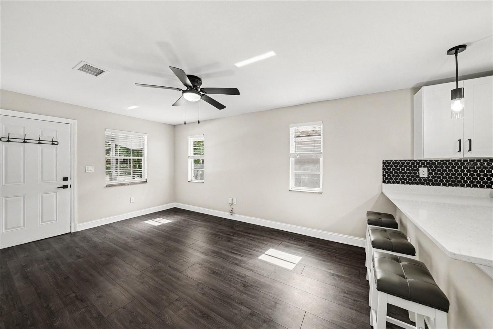 1204 E CAYUGA ST — photo 3