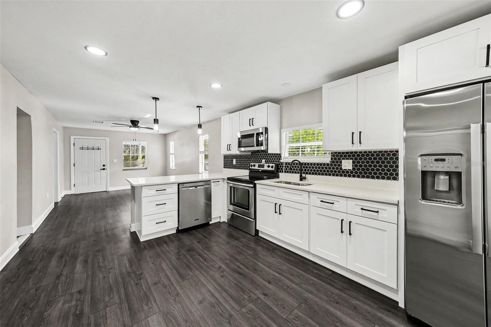 1204 E CAYUGA ST — photo 2