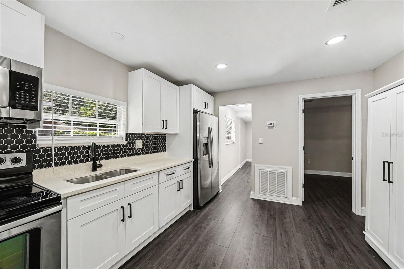 1204 E CAYUGA ST — photo 9