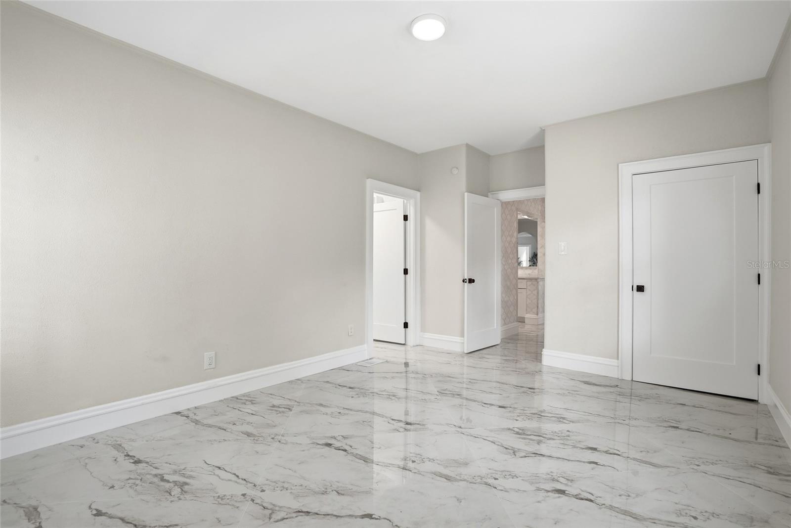 190 BOSPHOROUS AVE — photo 31