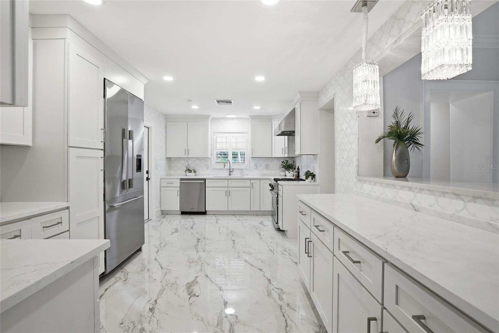 190 BOSPHOROUS AVE — photo 6