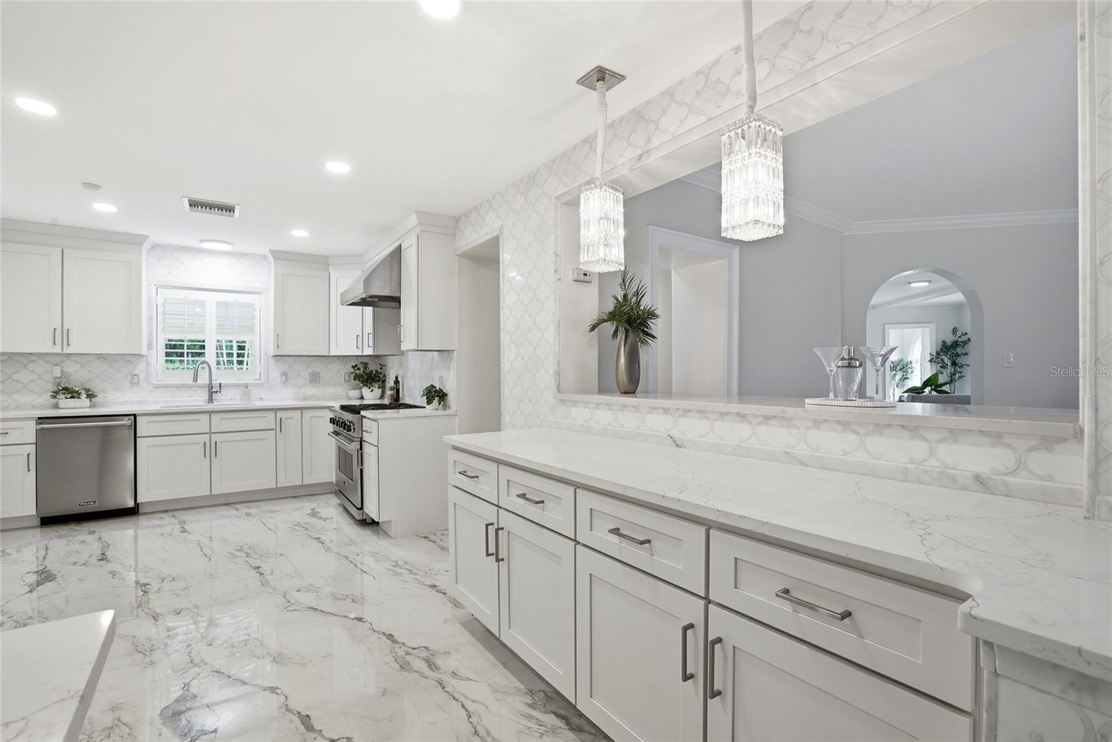 190 BOSPHOROUS AVE — photo 18