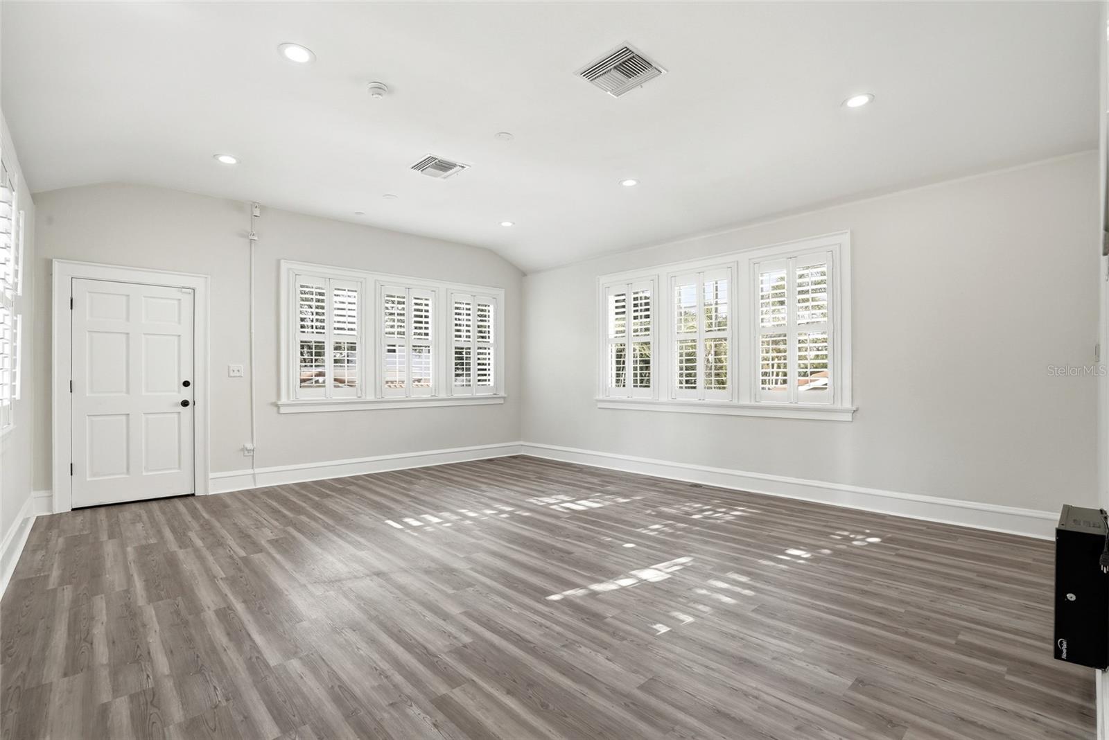 190 BOSPHOROUS AVE — photo 60