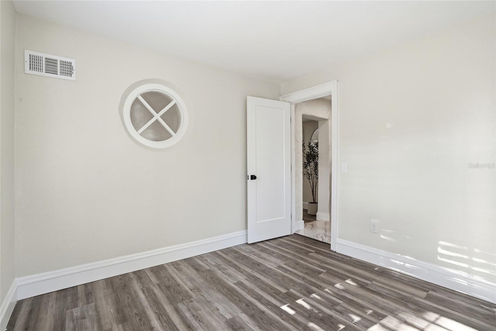 190 BOSPHOROUS AVE — photo 57