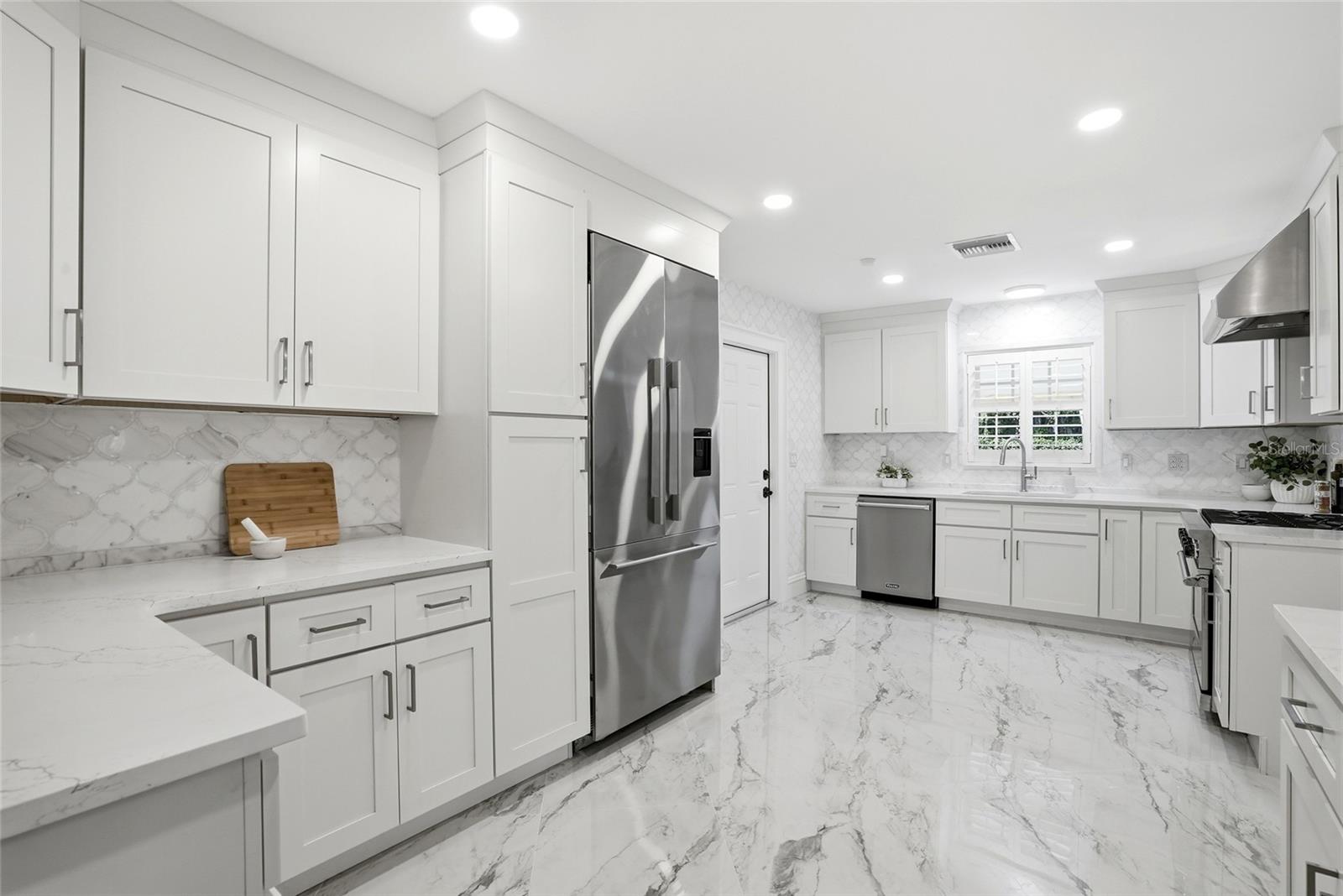 190 BOSPHOROUS AVE — photo 19