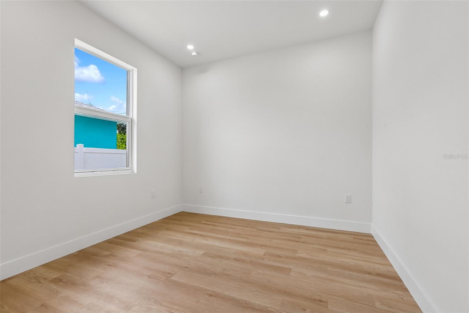 270 DIOGENES ST — photo 24