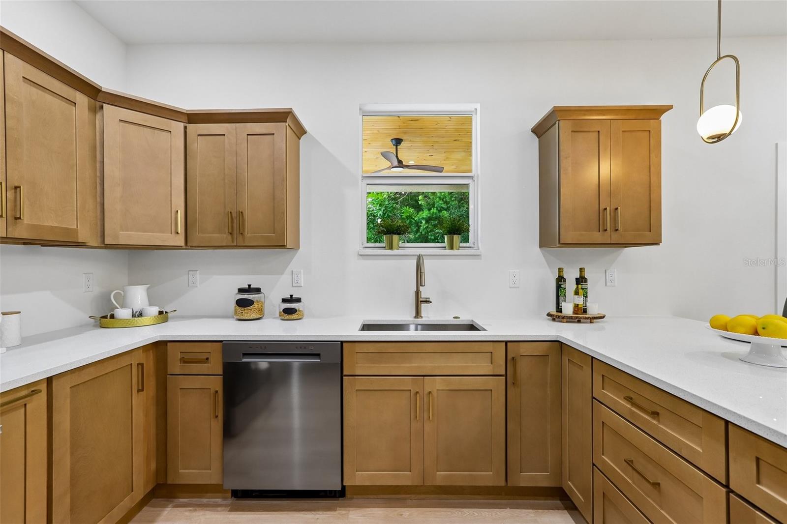270 DIOGENES ST — photo 16