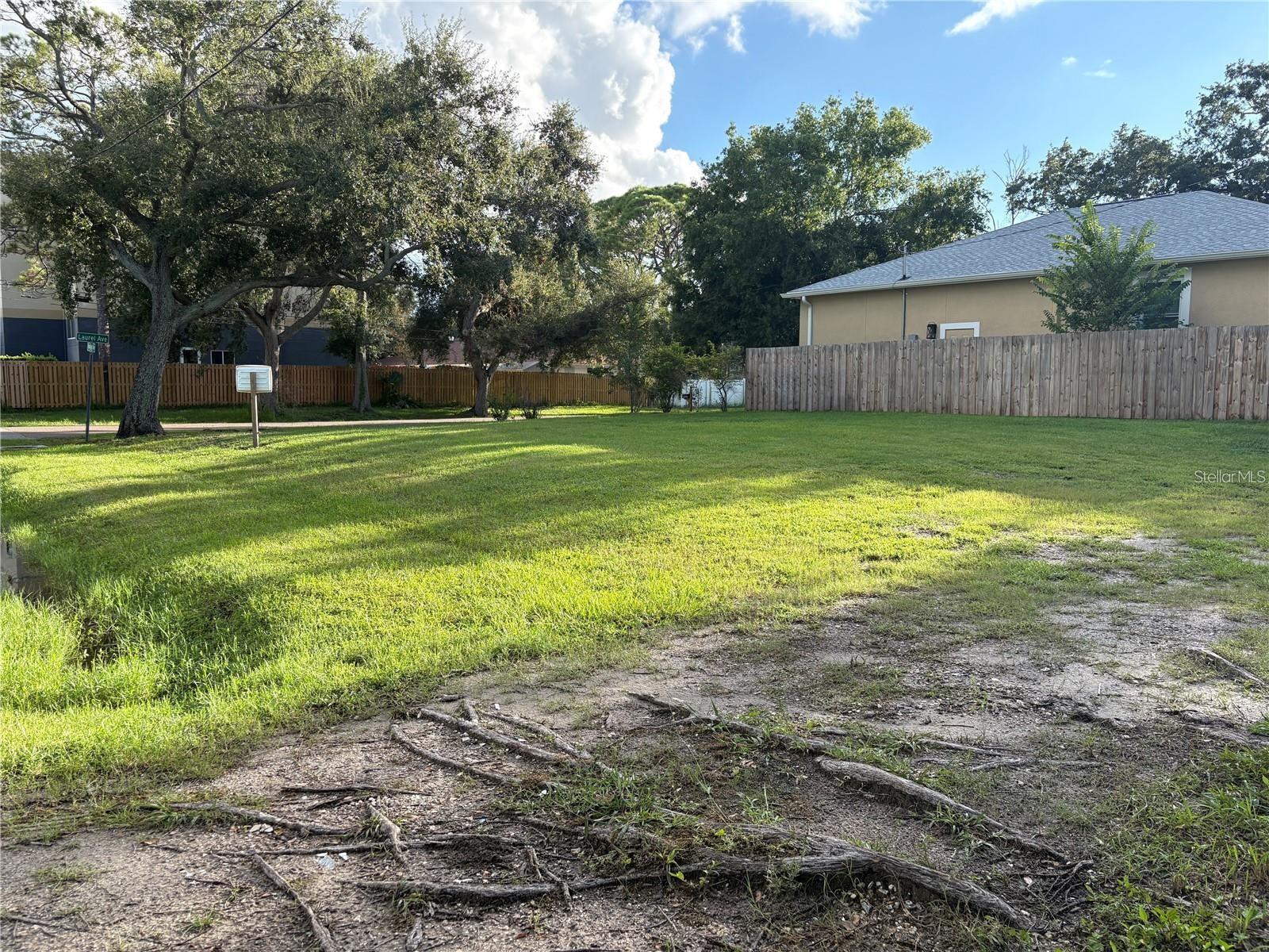 3215 LAUREL AVE — photo 2