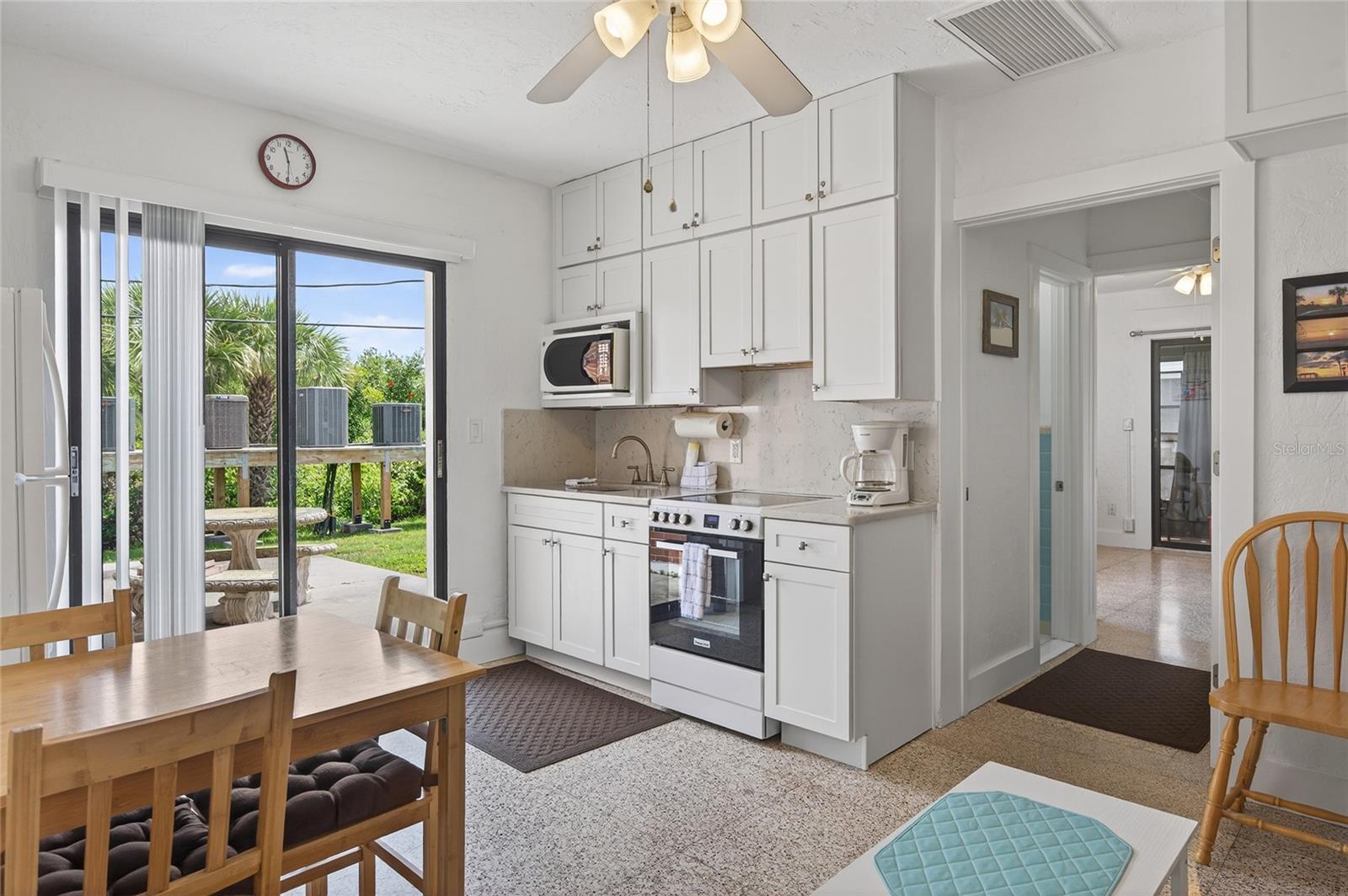 908 VILLAS DR #14 — photo 4