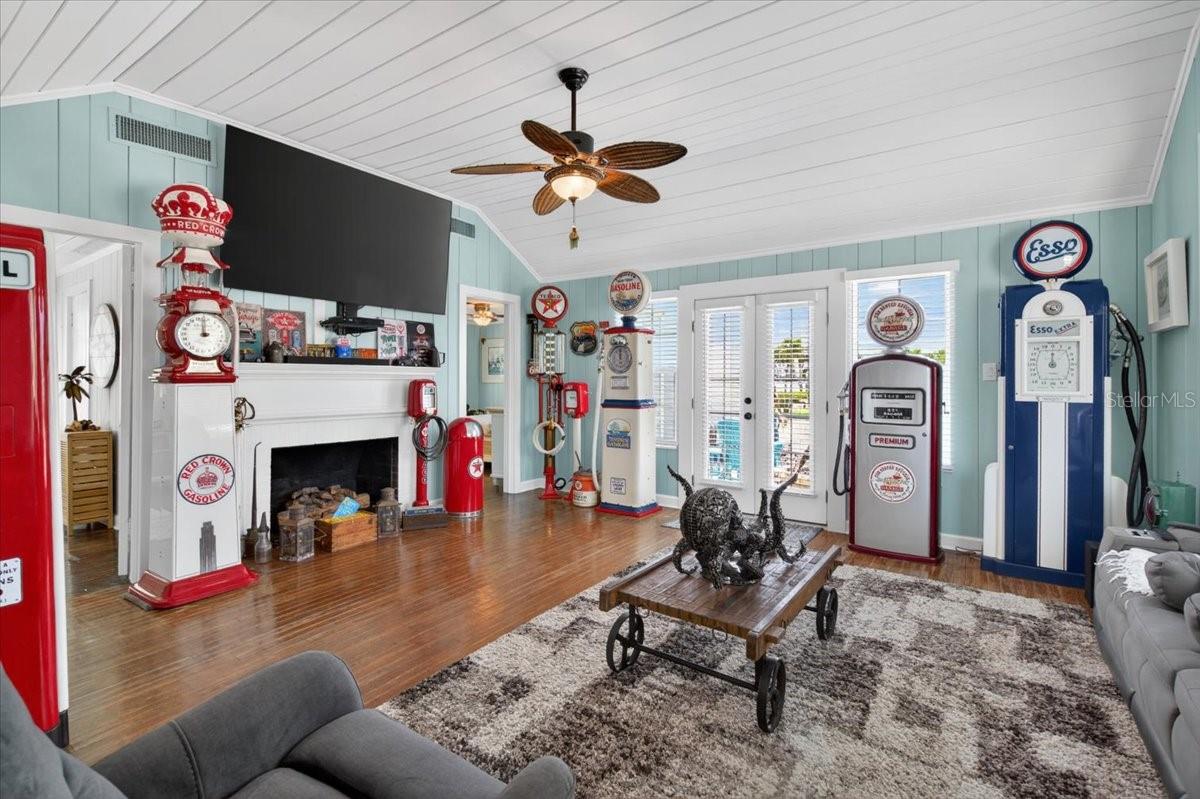 216 SUNRISE DR — photo 17