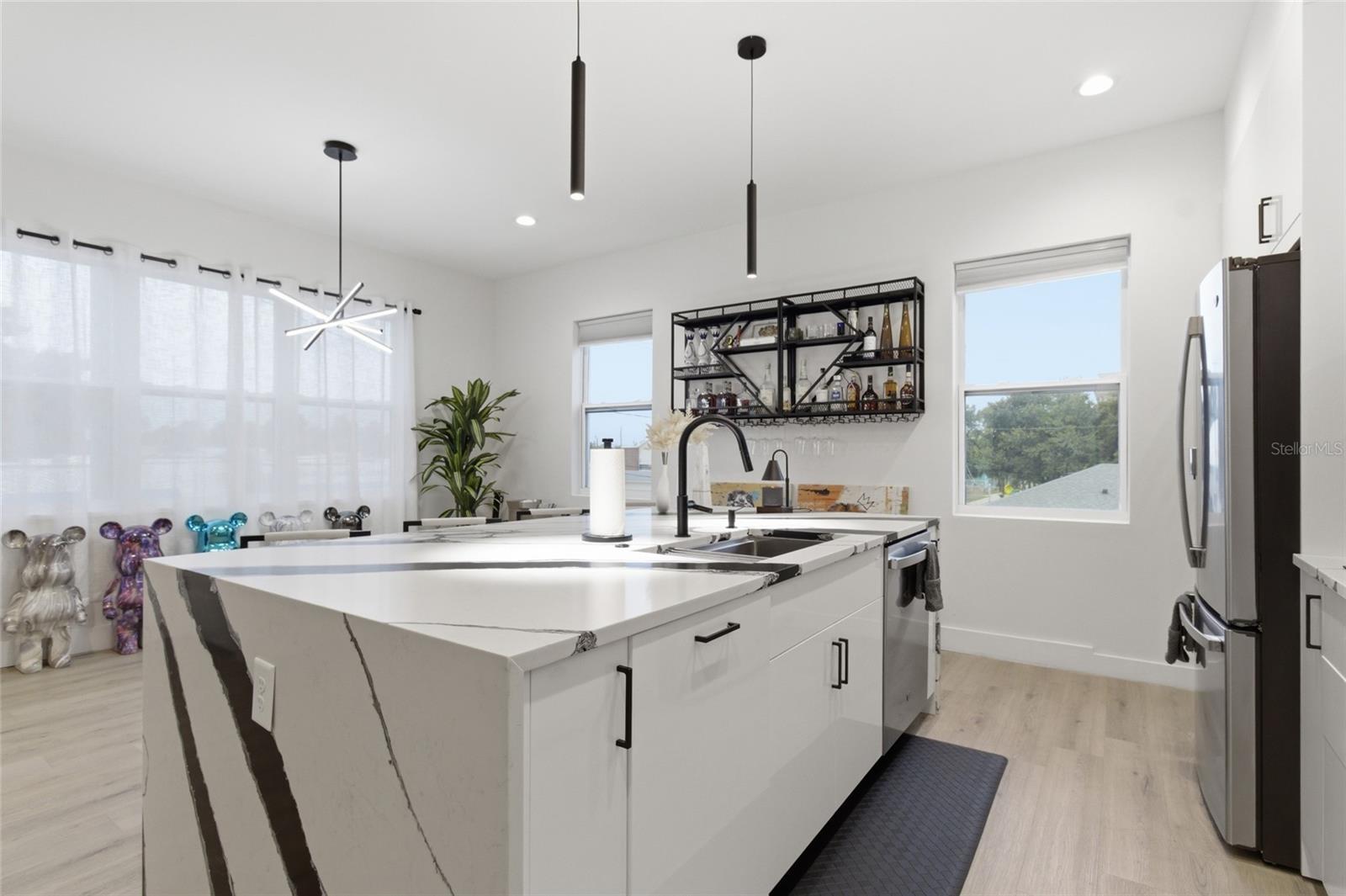 215 W COLUMBUS DR #2 — photo 16