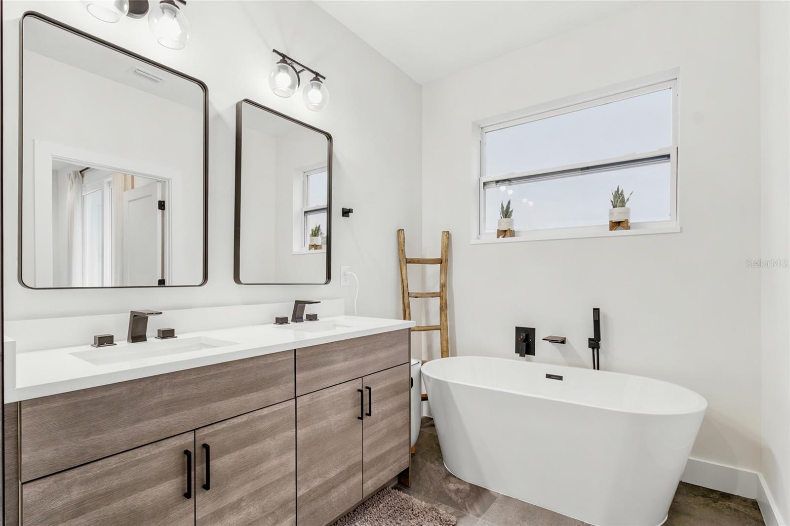 215 W COLUMBUS DR #2 — photo 24