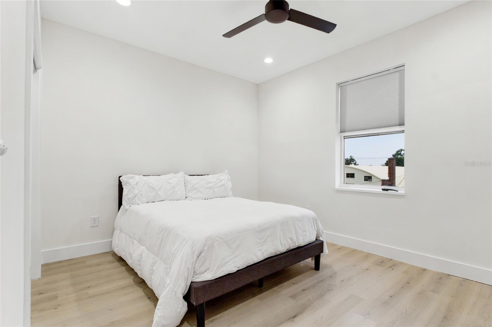 215 W COLUMBUS DR #2 — photo 26