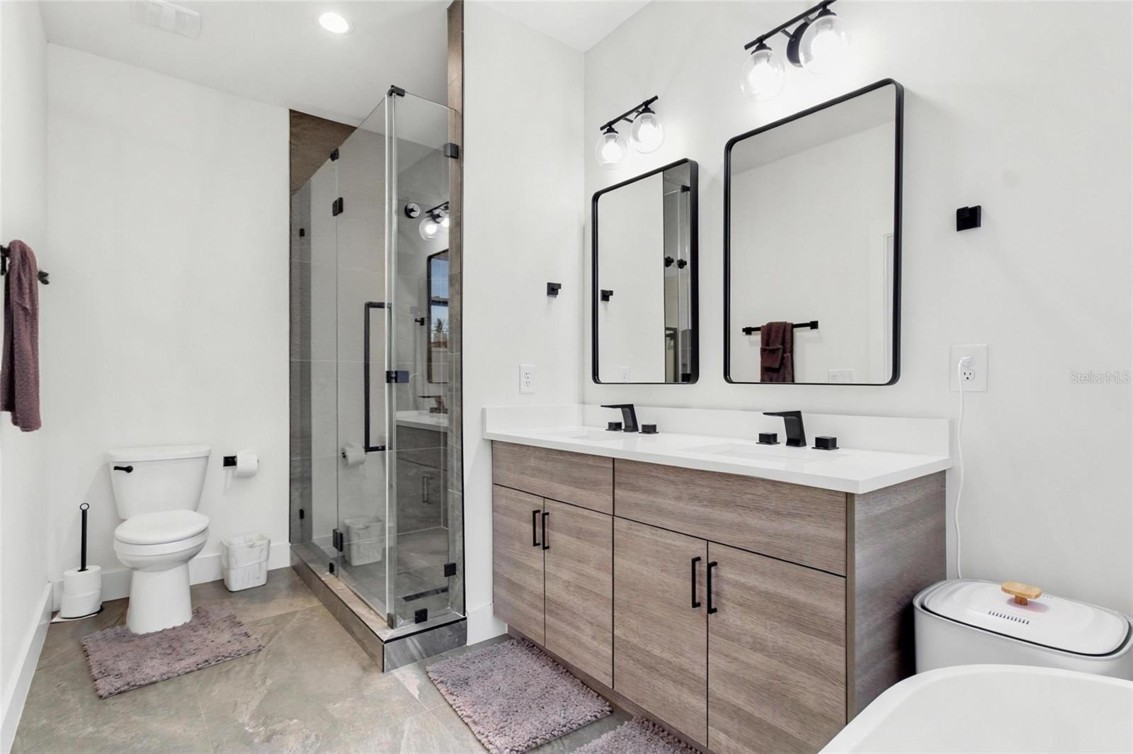 215 W COLUMBUS DR #2 — photo 25