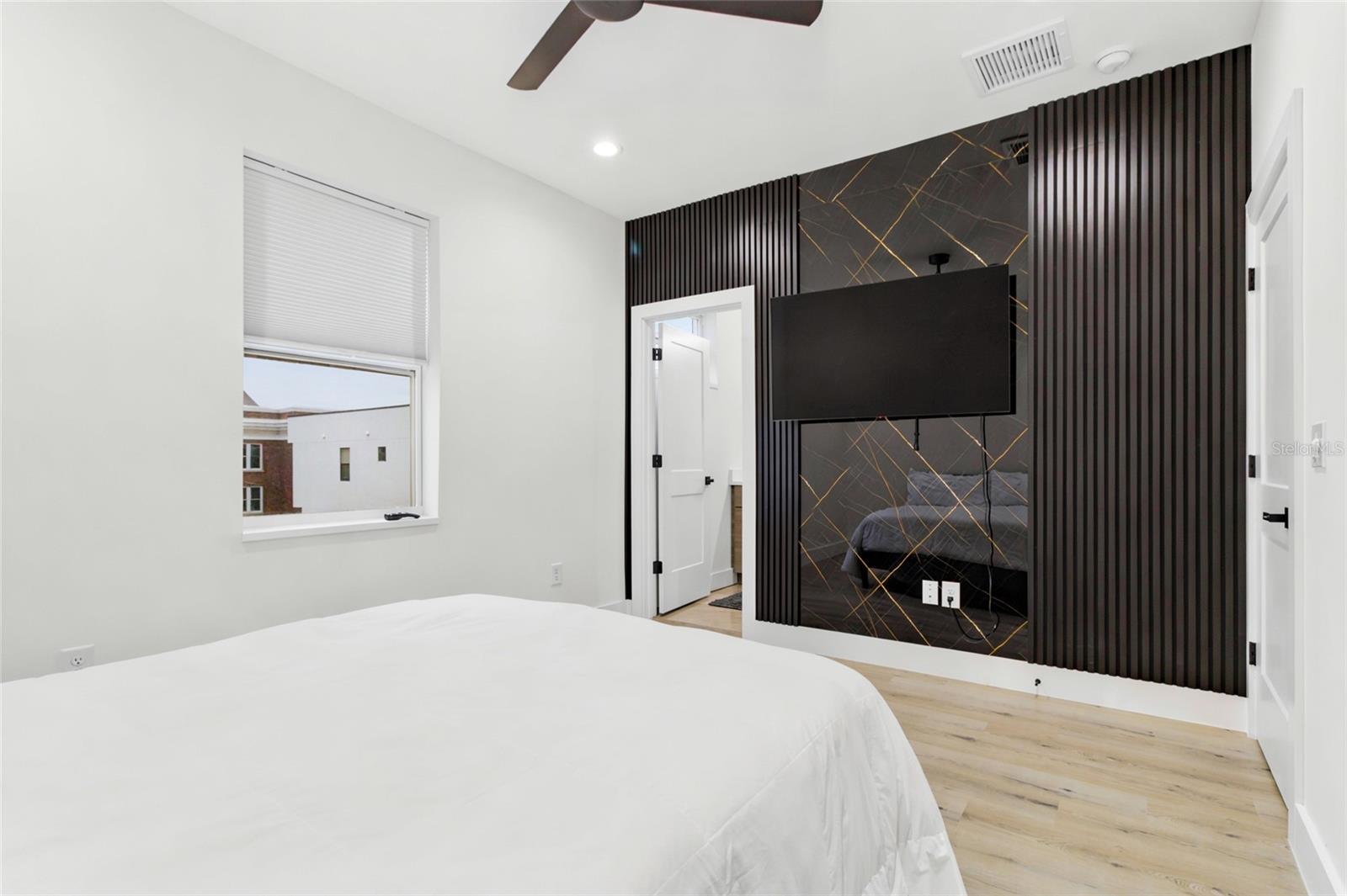 215 W COLUMBUS DR #2 — photo 27