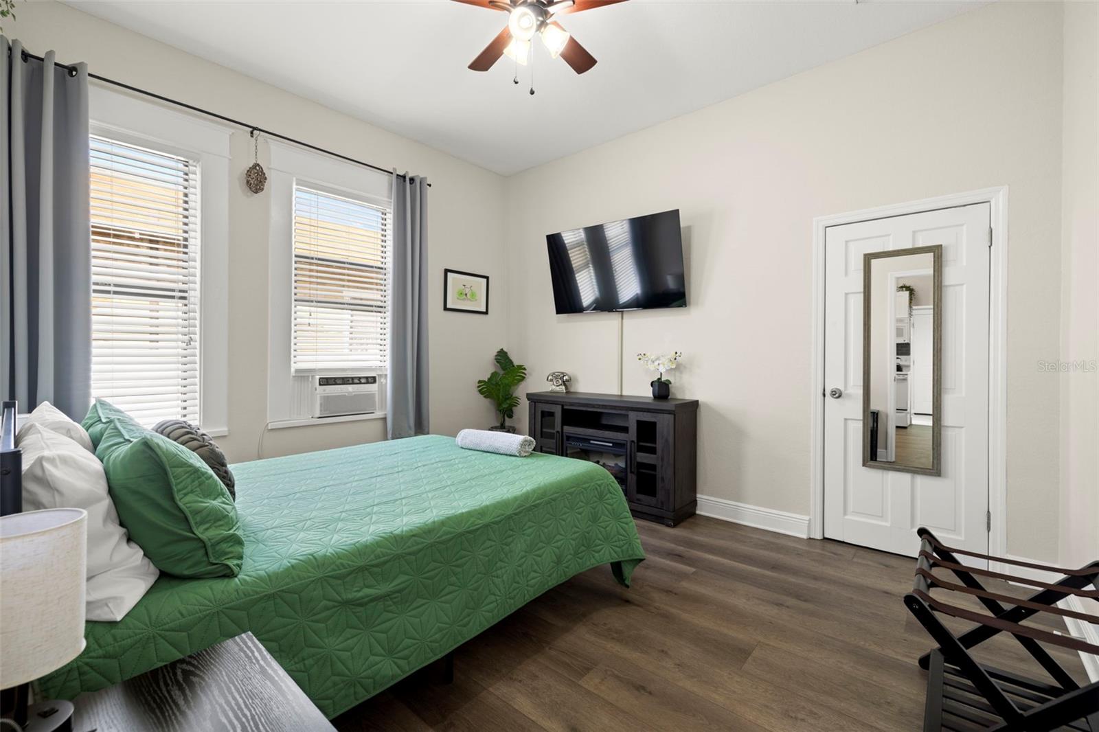 2526 W UNION ST — photo 22