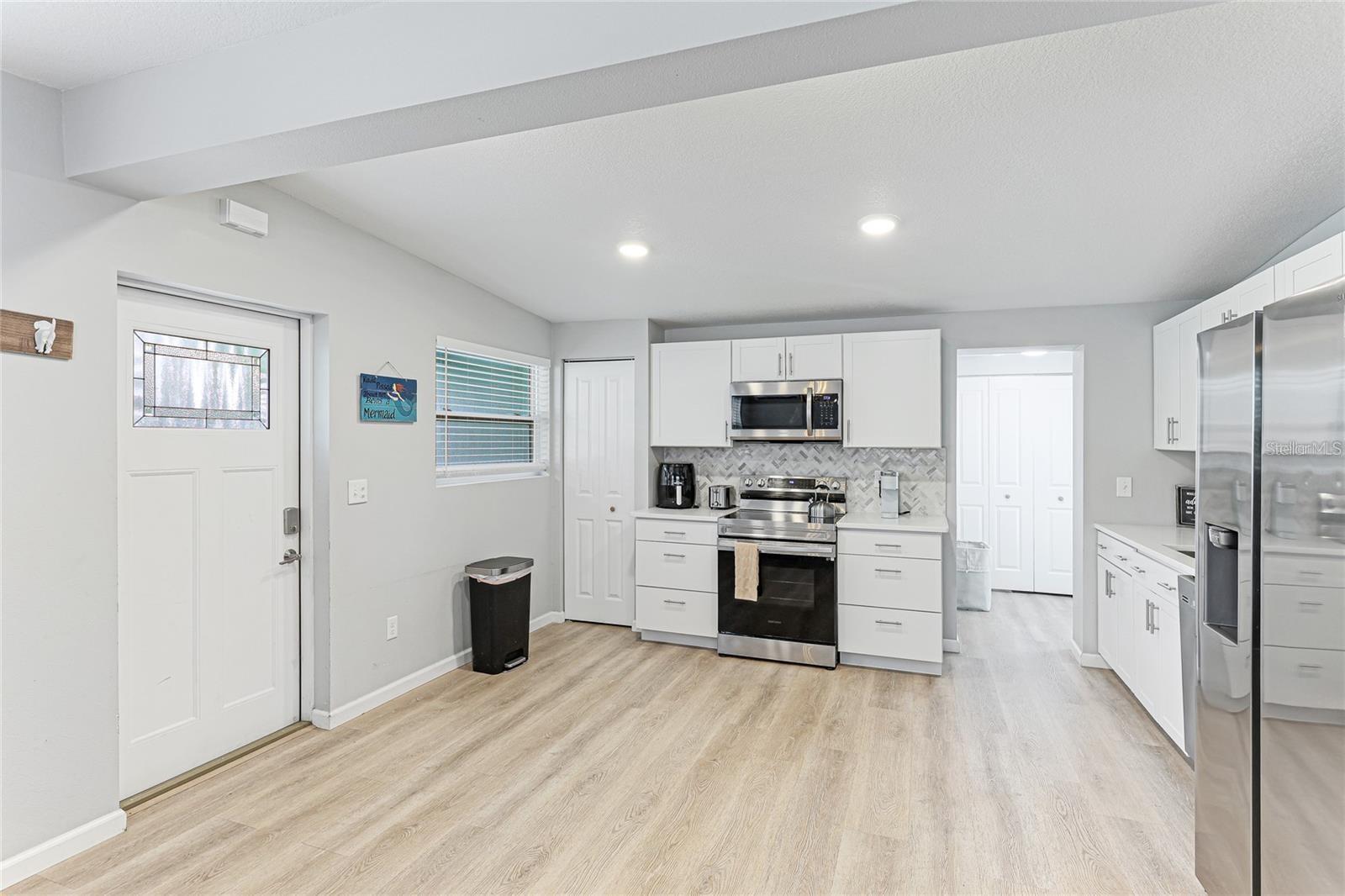 1023 ROBERTA ST — photo 4
