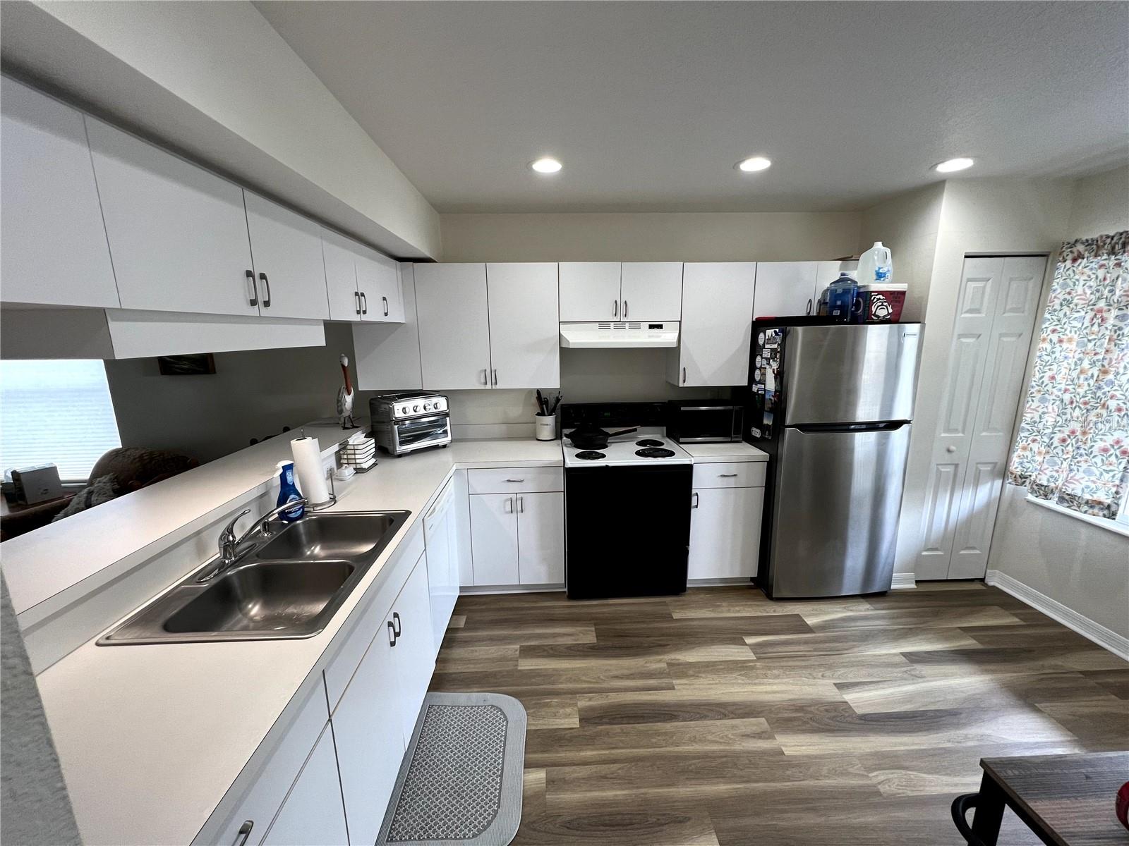 9485 HAMLIN BLVD #8 — photo 3