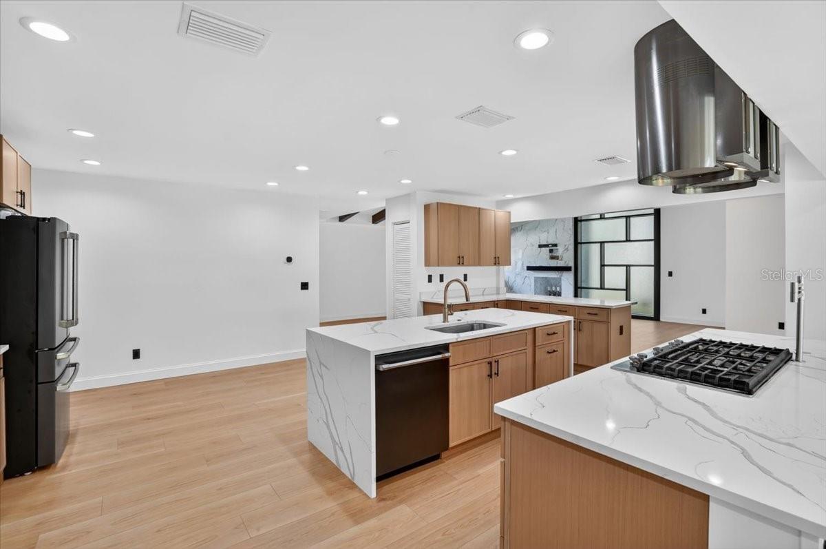 2708 N DUNDEE ST — photo 19