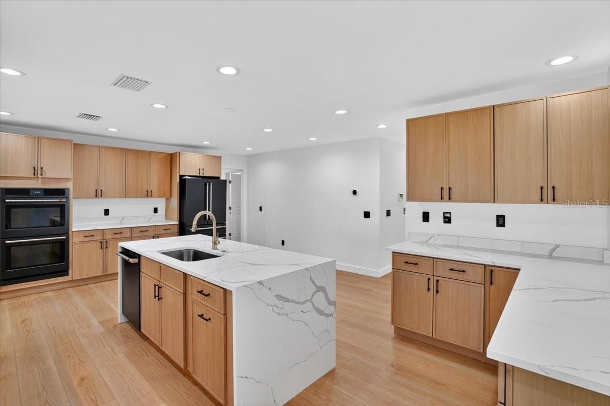 2708 N DUNDEE ST — photo 17