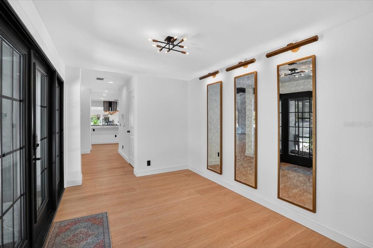 2708 N DUNDEE ST — photo 9