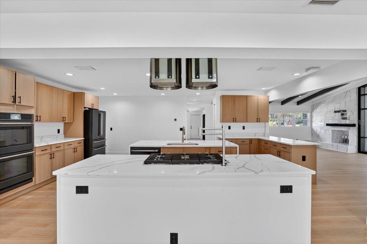 2708 N DUNDEE ST — photo 18