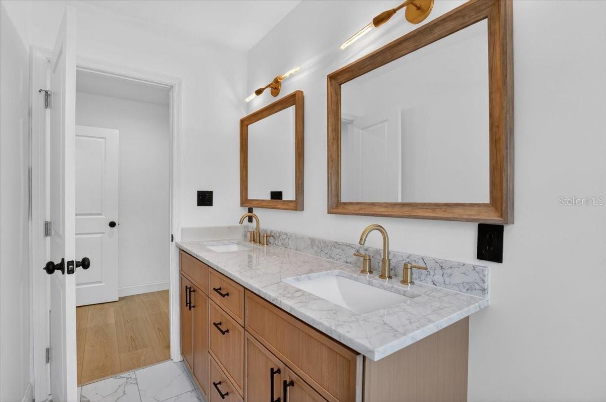 2708 N DUNDEE ST — photo 37
