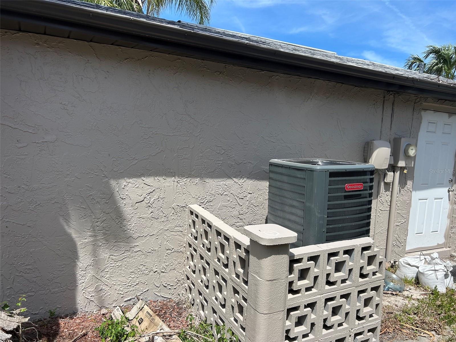 6301 SEABREEZE DR — photo 8
