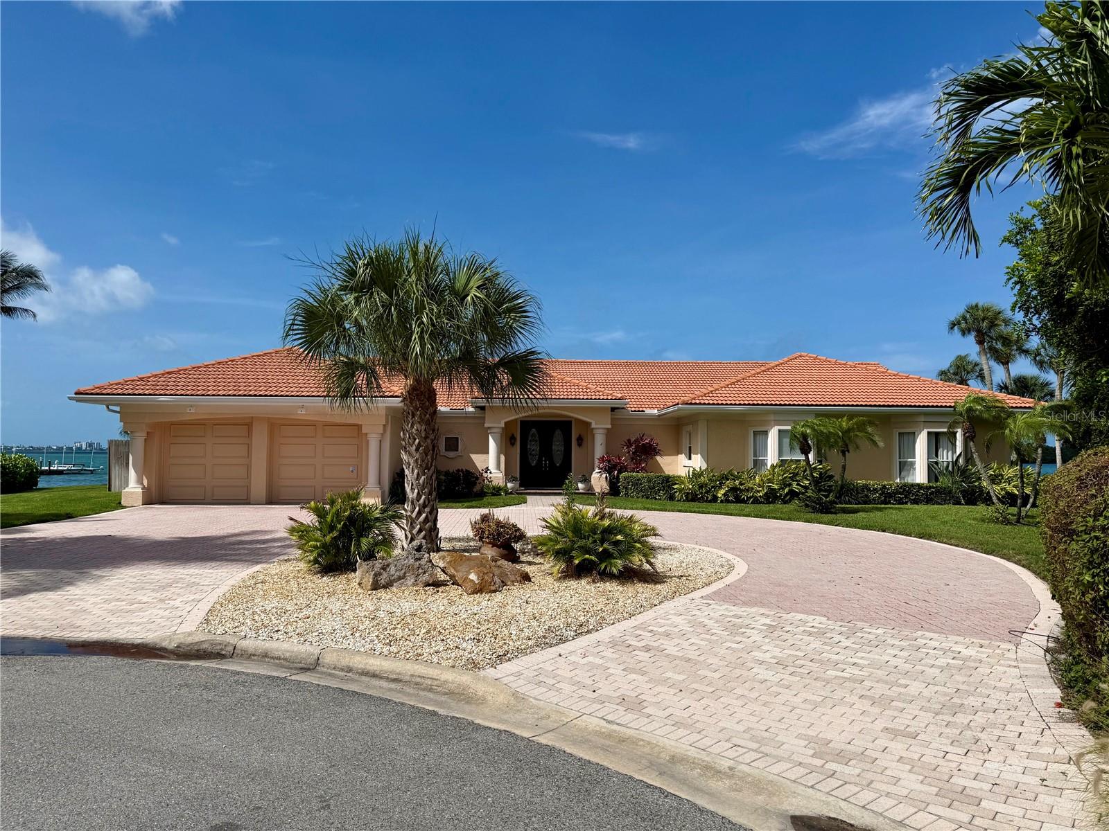 376 W ROYAL FLAMINGO DR — photo 3