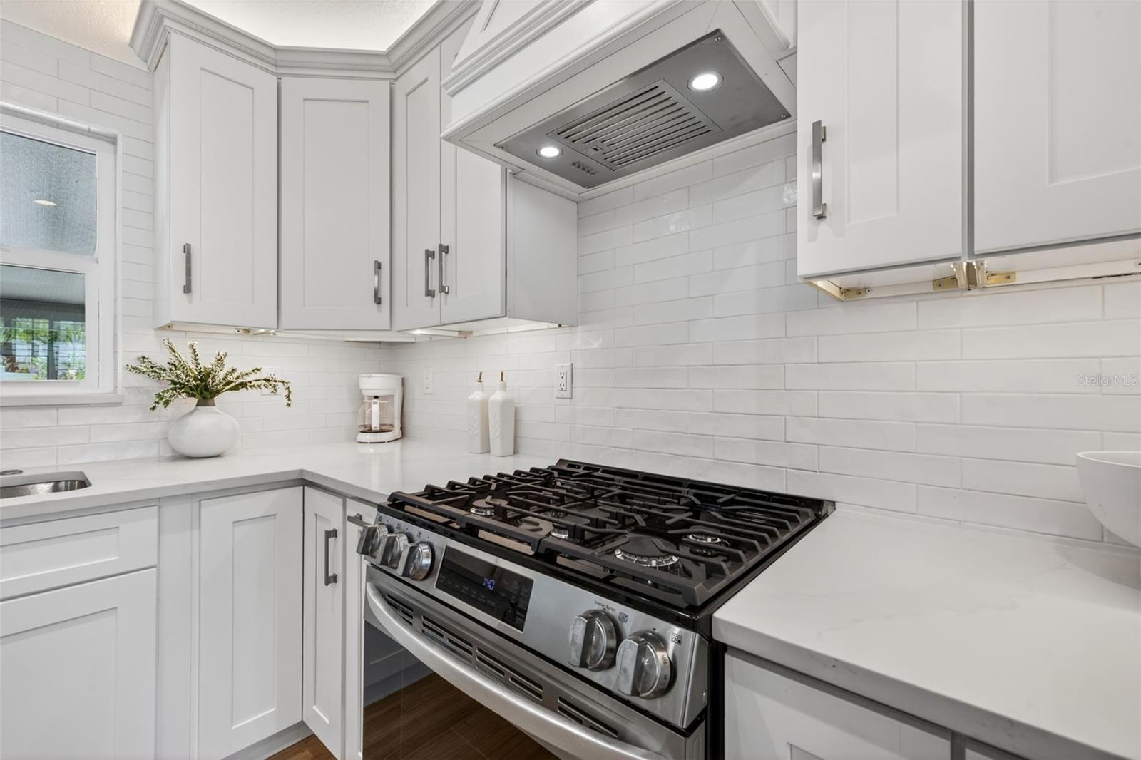 976 NARCISSUS AVE — photo 10