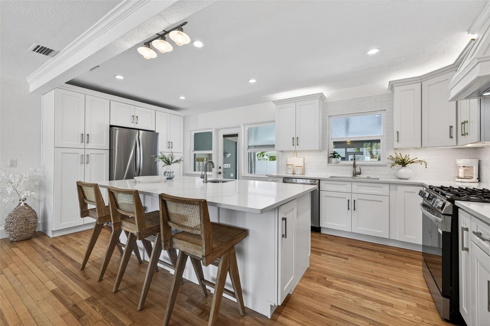 976 NARCISSUS AVE — photo 8