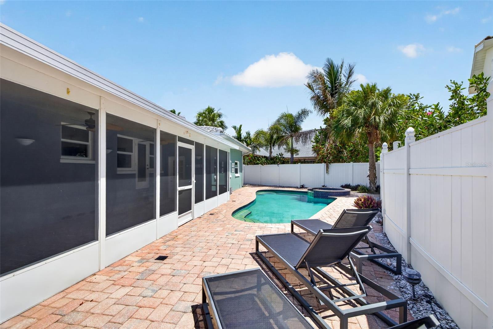 976 NARCISSUS AVE — photo 33