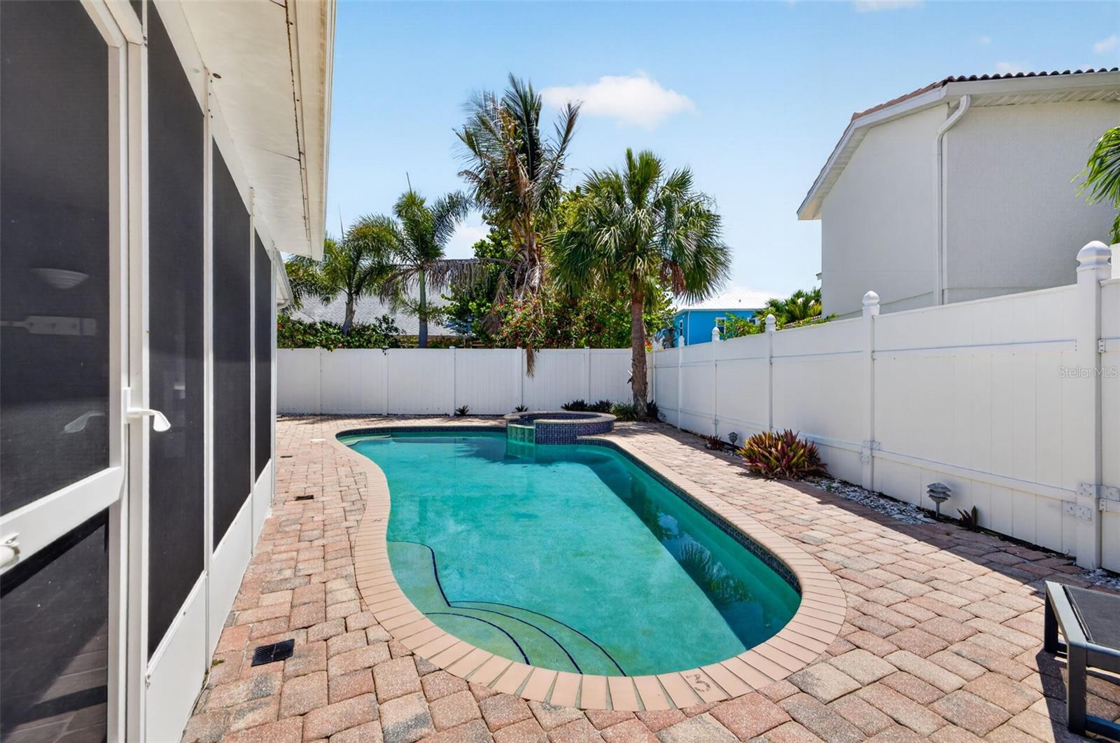 976 NARCISSUS AVE — photo 32