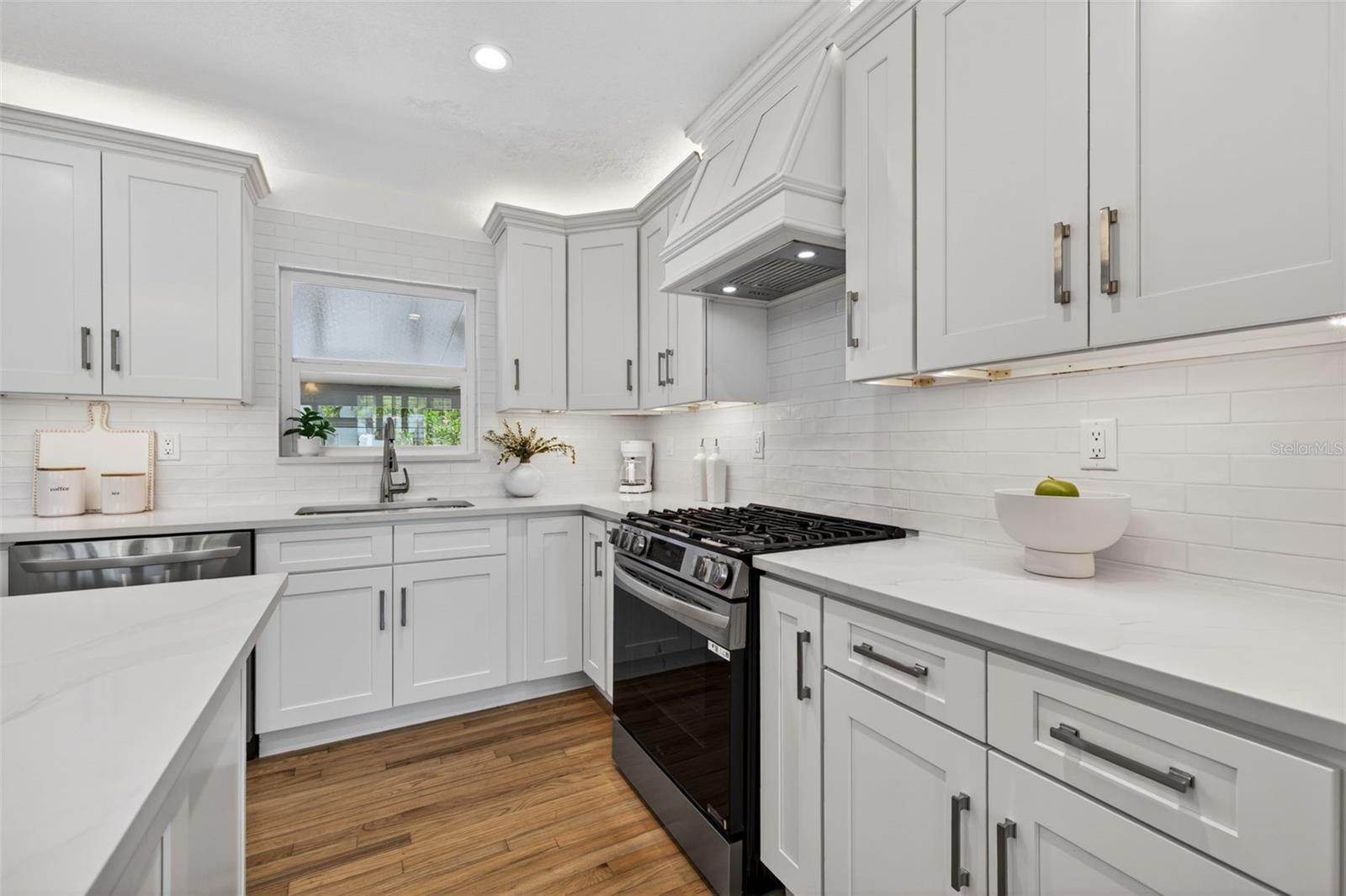 976 NARCISSUS AVE — photo 9