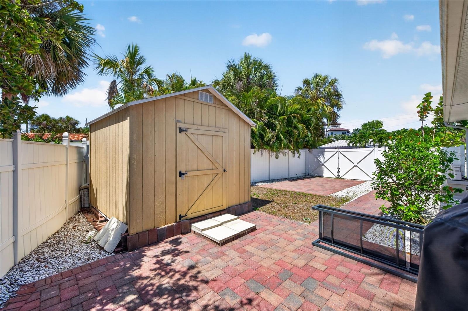 976 NARCISSUS AVE — photo 34
