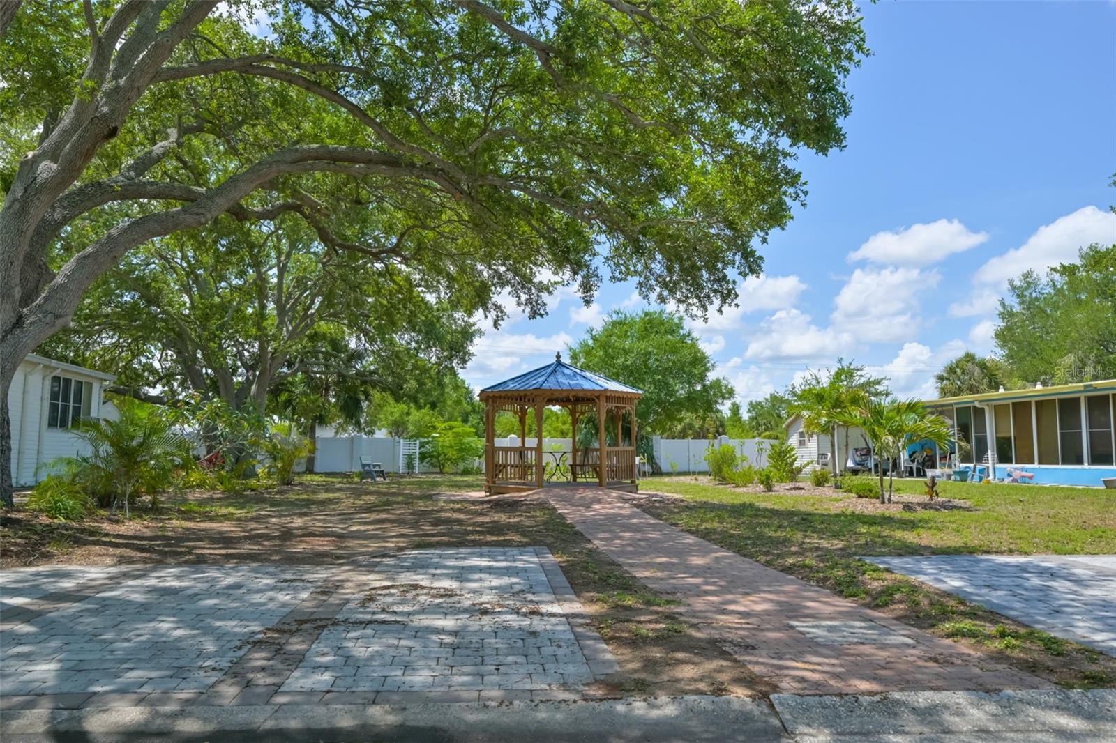 192 S PORT ROYAL LN — photo 24