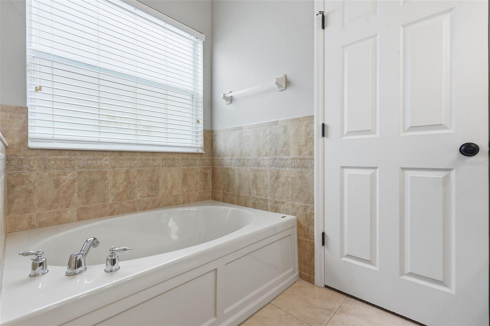 8836 CAMERON CREST DR — photo 23