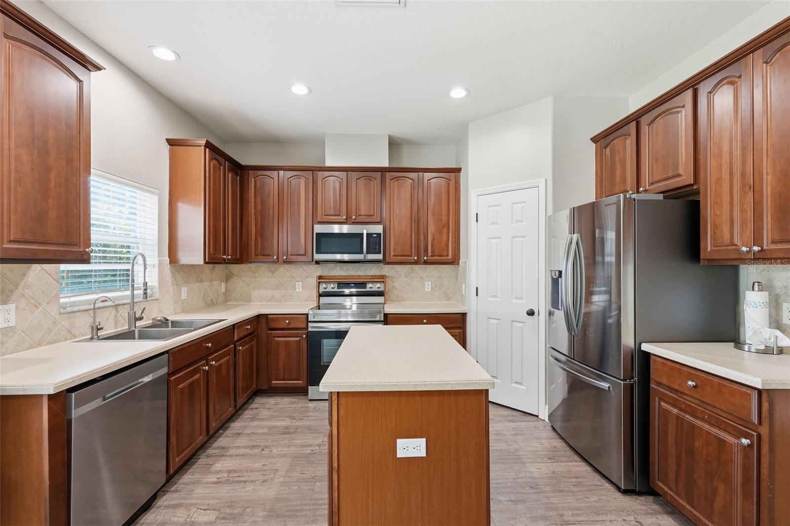 8836 CAMERON CREST DR — photo 10